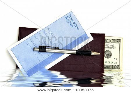 Ein Scheckheft, Transaktion registrieren und etwas Geld vor einem weißen Hintergrund