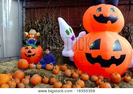 Indiánské dítě baví s dýně haloween