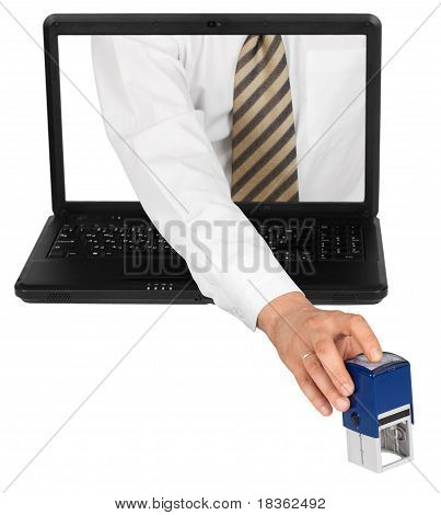 Persoon die stempel van Laptop.