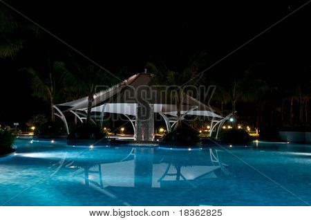 En smuk swimmingpool i aften på en lokal resort