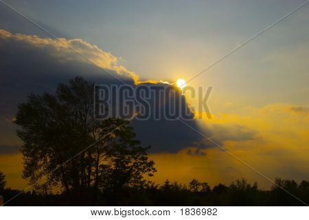 태양은 구름 뒤에서 빛나고