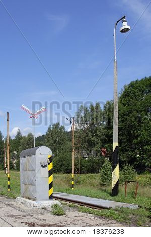 Schiene Skala am ländlichen am Bahnhof