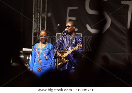 LOULE, PORTUGAL - 28. juni: amadou e mariam udfører på scenen på Festival Med 28 juni 2008 i Loule, 