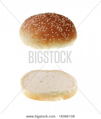 duas metades de pão de hamburguer isolado no branco