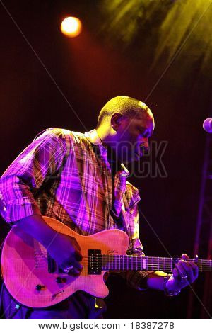 LOULE, PORTUGAL - 23 juni: Vieux Farka Tour voert op het podium bij Med Festival Loule, 23 juni 2010