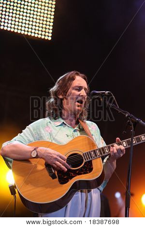FARO, Portugalsko - 17. července: Roger Hodgson (supertramp) vystupuje na scénu na motocyklu Internacional sh