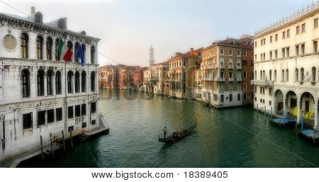 아래에서 리알토 다리에서 본 오래 된 역사적인 건물 중 유명한 그랜드 운하에서 파노라마 보기