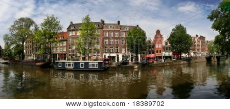 Panorama city canal (Amstelfloden) og gamle huse i centrum af Amsterdam, Holland.