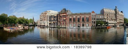 Panoramaudsigt over canal (Amstelfloden) og centrum af Amsterdam, Holland.