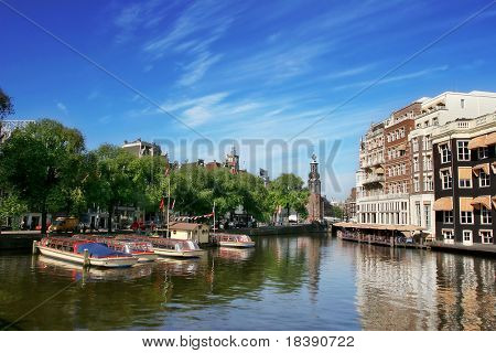 Amsterdam bybilledet og Amstel-floden i Holland.