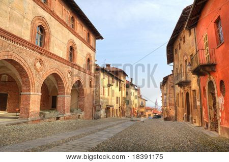 Pavéstrasse unter alten historischen Häuser in der Stadt Saluzzo, Italien.