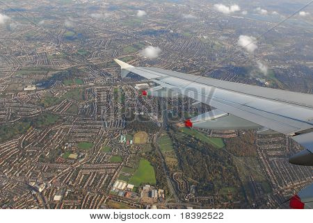 Anzeigen von einer Ebene auf Flügel und ländlichen England (in der Nähe von Heathrow Flughafen, London)