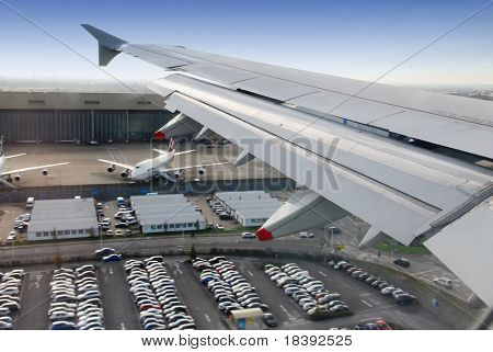 heathrow Havaalanı, Londra, İngiltere'de iniş sırasında kanat göster