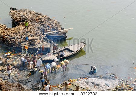 corpo morto de holy ganges antes da cremação em varanasi