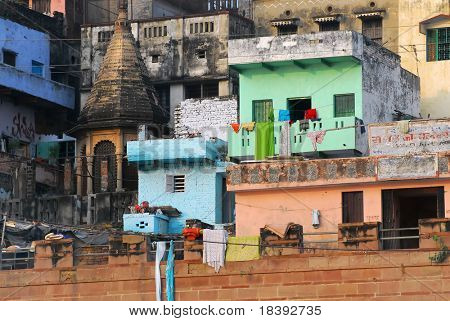 scena colorata con facciate e case presso il fiume Gange a varanasi