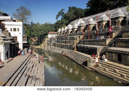 Cremazione gaths al fiume di Bagmati a Pashupatinath