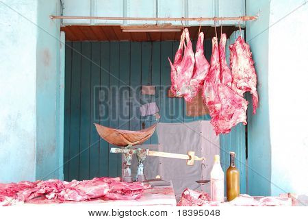 Kleurrijke slagerij met vintage schaal en rood vlees in de koloniale stad Baracoa, Cuba