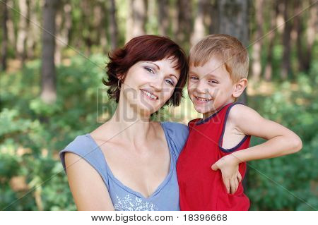 glückliche Mutter und junge