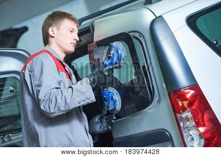 automobile windshield or windscreen replacement