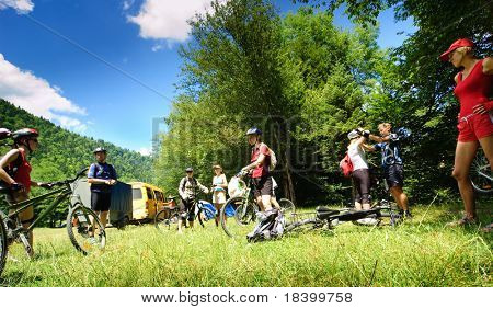 Grupper af cyklister i camp