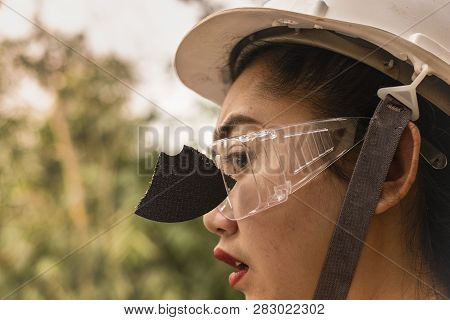 Wear Safety Glasses Saved This Woomen Is Eye While Work Because Plug In Cutting Discs Broken, Safety