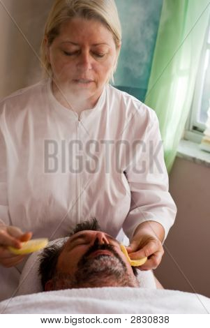 Zralý muž s obličeje