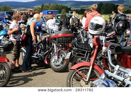 Motocyklisté v místním klubu motocyklu událostmi