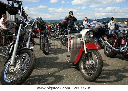 Motocyklisté v místním klubu motocyklu událostmi