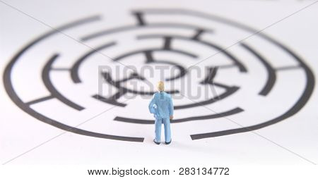 Photo Miniature Figure Toy Young Man Prepare To Walk Into Labyrinth, Face The Challenges To Achieve 