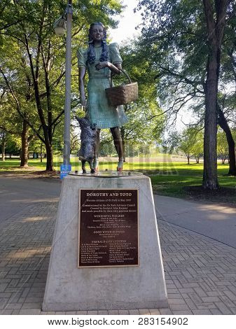 Dorothy And Toto Wizard Of Oz Statue In Oz Park, Chicago, Il September 13, 2018
