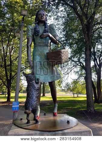 Dorothy And Toto Wizard Of Oz Statue In Oz Park, Chicago, Il September 13, 2018