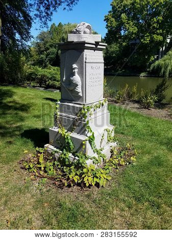 Ernie Banks Major League Baseball Player Grave Tombstone At Graceland Cemetery, Chicago, Il Septembe