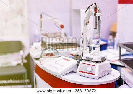 Automatic Analog Stir Or Stirrer Mixer Machine For Solution In Beaker Or Vials Of Liquid  In A Circu