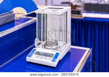 High Accuracy & Precision Digital Measuring Weight Scale Or Balance Device Of Lab For Industrial Che