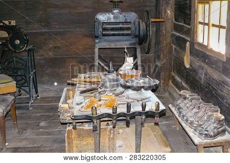 Brienz Switzerland Octuber May 4 2008 This Ancient Workshop Of Shoes Production Located In The Balle