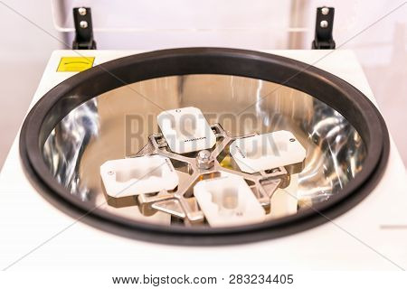 Automatic And Modern Technology Multi Tube Centrifuge Machine Lab Device For Separated Components Fo