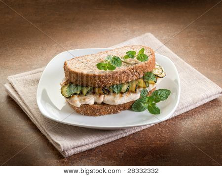 panino con pollo alla griglia e zucchine saltate