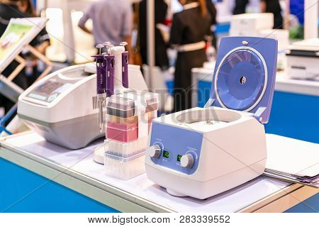 Automatic And Modern Technology Multi Tube Centrifuge Machine Lab Device For Separated Components Fo
