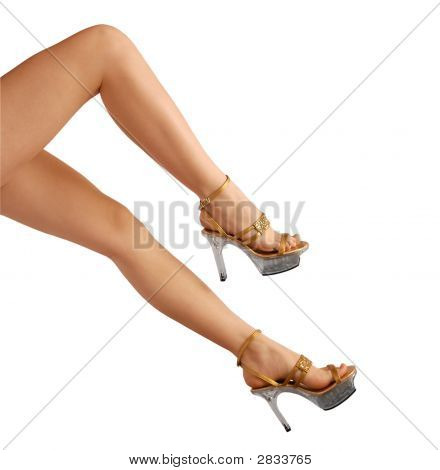 Bien proportionnées jambes de femmes en sandales