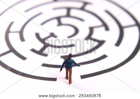 Photo Miniature Figur Toy Young Man Walking Into Labyrinth, Face The Challenges To Achieve Goals