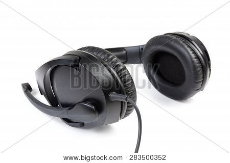 Black Wired High-fidelity Headset With Full Size Headphones And Microphone Close-up At Selective Foc