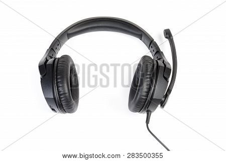 Black Wired High-fidelity Headset With Full Size Headphones And Microphone Close-up At Selective Foc