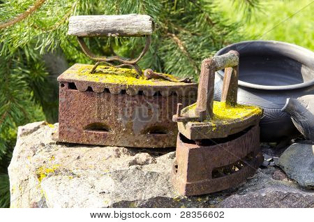 alte Metall rostigen Eisen Moosbedeckte Tool Jahrgang-Objekt