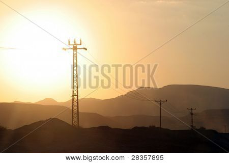 Linee elettriche e matrice di piloni elettrici in Giudea nel deserto