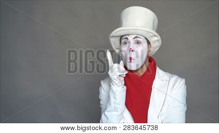 Mime On The Background Of The Wall Raises The Guy To The Top.the Idea Came To Mind. A Great Offer Ca