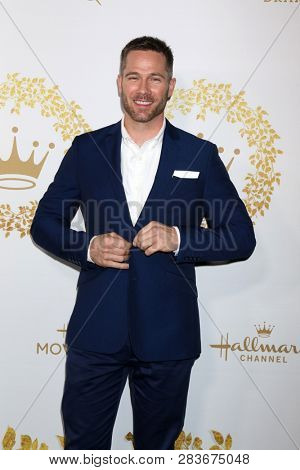 LOS ANGELES - FEB 9:  Luke Macfarlane at the Hallmark Winter 2019 TCA Event at the Tournament House on February 9, 2019 in Pasadena, CA