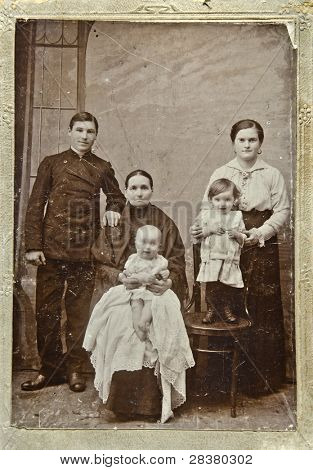 Rusland - CIRCA 1903: Gamle foto trykt i Rusland viser familie: bedstemor, mor, far, to børn