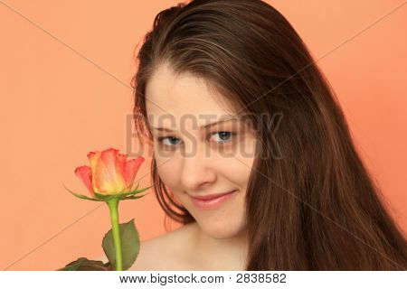 Ragazza sorridente e una rosa
