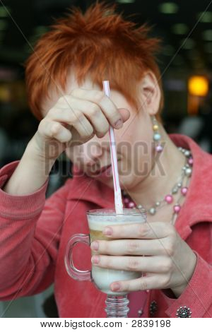 Nő Dreanking kávézó, Cafe, és boldog, mosolyog