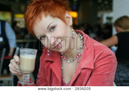 Nő Dreanking kávézó, Cafe, és elgondolkozva néz messziről